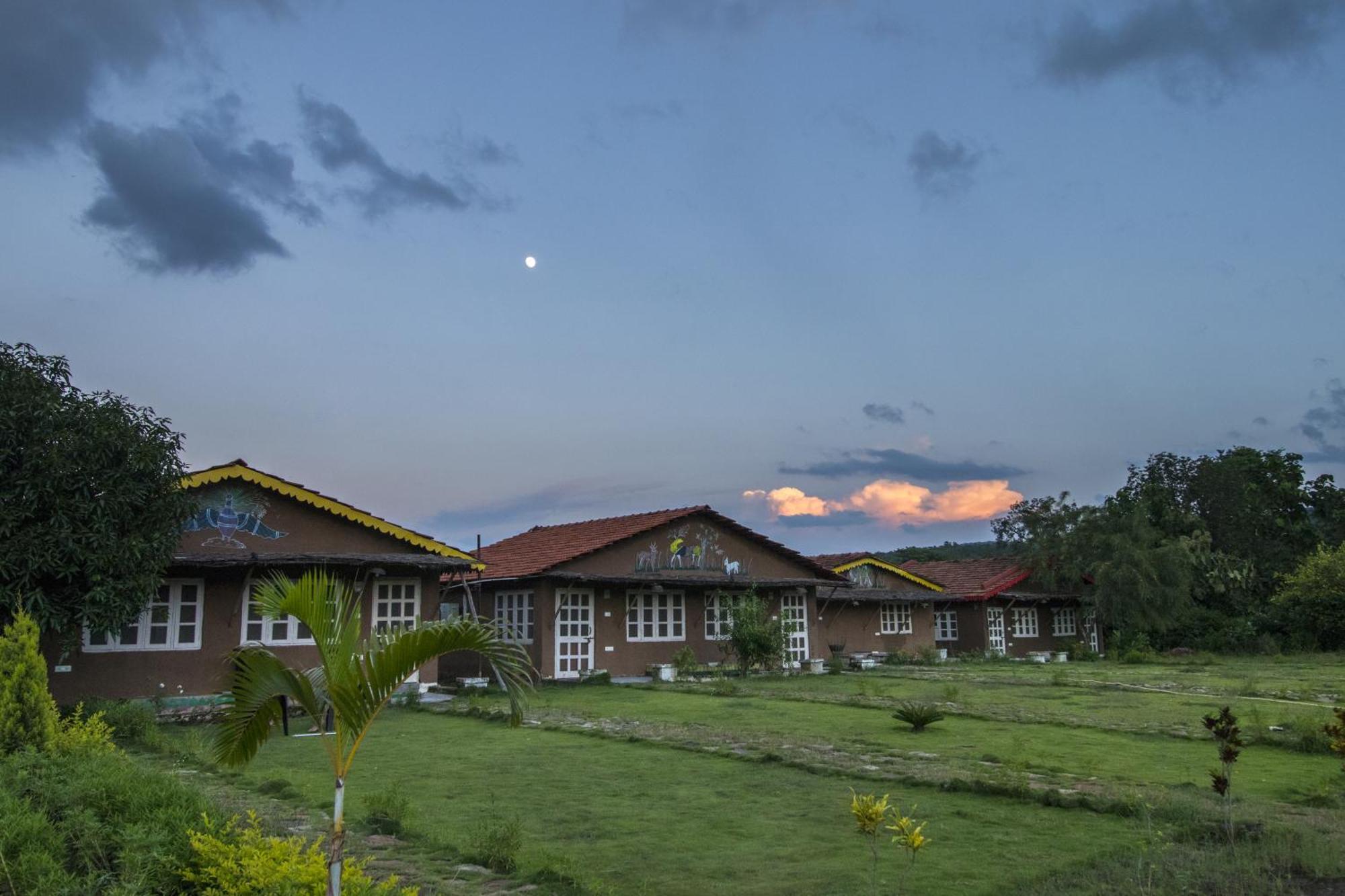 Wow Stayz2 Pachmarhi Foothill Cottages Exterior photo